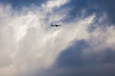 Mavi gökyüzünde dokulu bulutlar