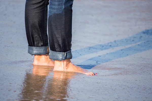 Ragazza Jeans Piedi Sulla Sabbia Sulla Spiaggia Acqua — Foto Stock