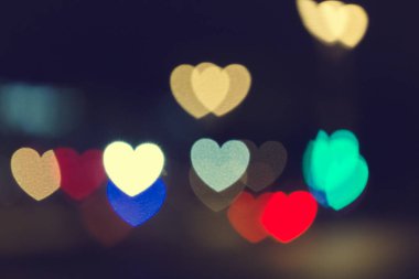 Şehir ışıkları kalbe benzer bokeh ile imzalamak ve etkisi bulanıklık