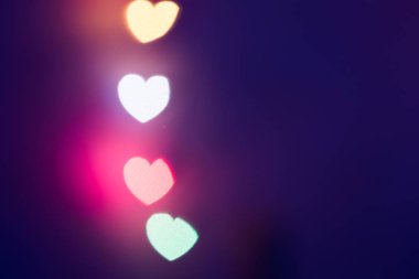 Kalp şeklinde bokeh ile bulanık renkli parlak arka plan