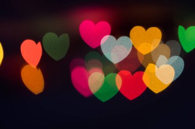 Kalp şeklinde bokeh ile bulanık renkli parlak arka plan