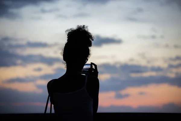 Силуэт Красивой Девушки Волосами Фотографирующей Закат Море — стоковое фото