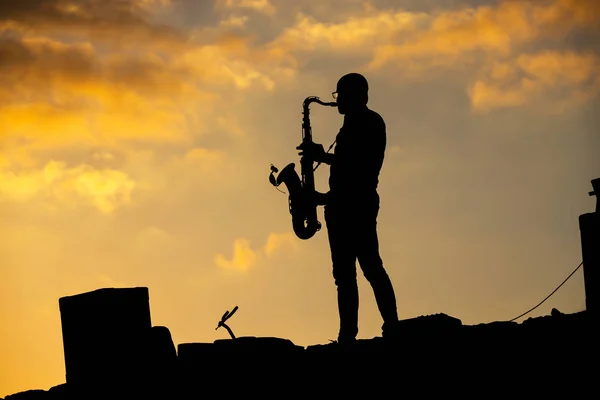 Silhouette Sassofonista Che Gioca Tramonto — Foto Stock