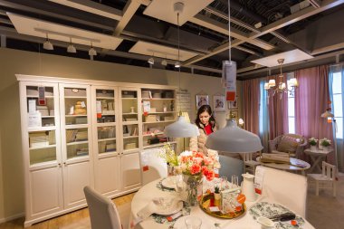 Moskova, Rusya - 24 Şubat 2019: iç tasarım, Moskova IKEA Teply Stan'da keşfetmek kız ziyaretçi