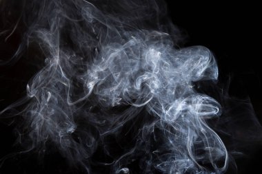 Siyah bir arka plan ile havadaki swirls soyut fotoğraf tütsü duman