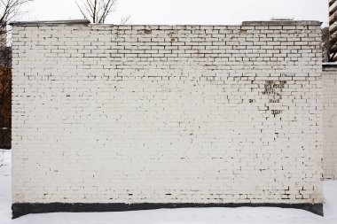 Eski beyaz tuğla duvar ile bina