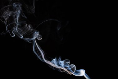 Siyah bir arka plan ile havadaki swirls soyut fotoğraf tütsü duman