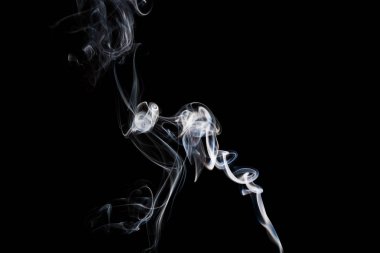 Siyah bir arka plan ile havadaki swirls soyut fotoğraf tütsü duman