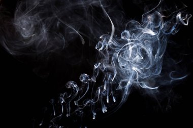 Siyah bir arka plan ile havadaki swirls soyut fotoğraf tütsü duman