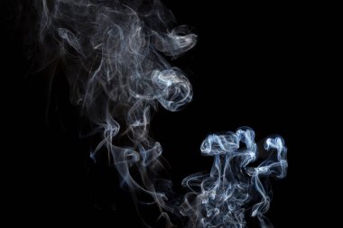 Siyah bir arka plan ile havadaki swirls soyut fotoğraf tütsü duman