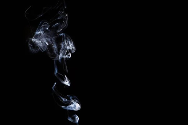 黒の背景 空気の渦巻きで抽象的な写真にお香を煙します — ストック写真