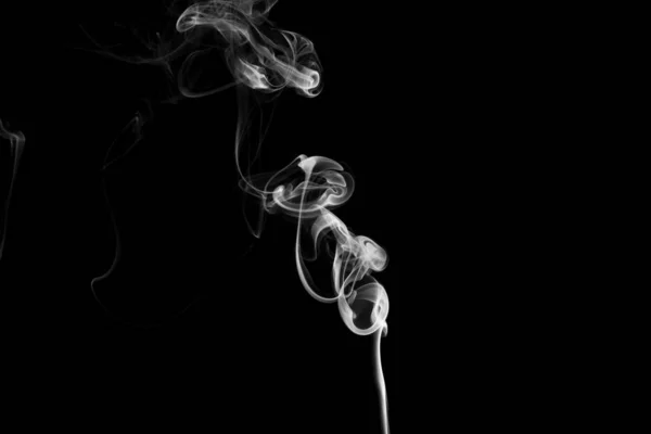 Καπνός Θυμιάματος Πάνω Μαύρο Φόντο Αφηρημένη Φωτογραφία Στροβιλίζεται Στον Αέρα — Φωτογραφία Αρχείου