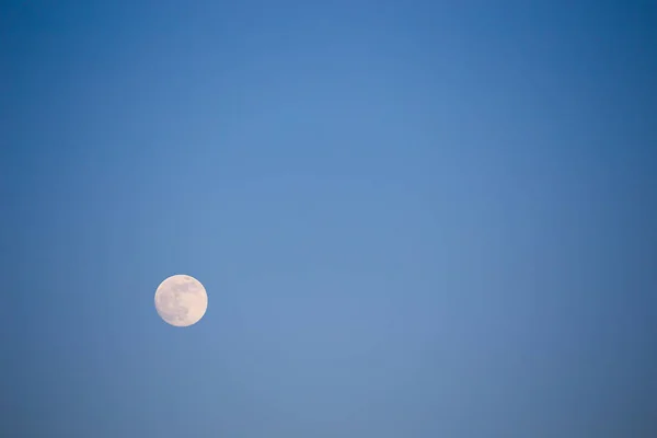Luna Piena Contro Cielo Blu — Foto Stock
