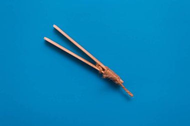 iki dondurma çubuğu yol ile 