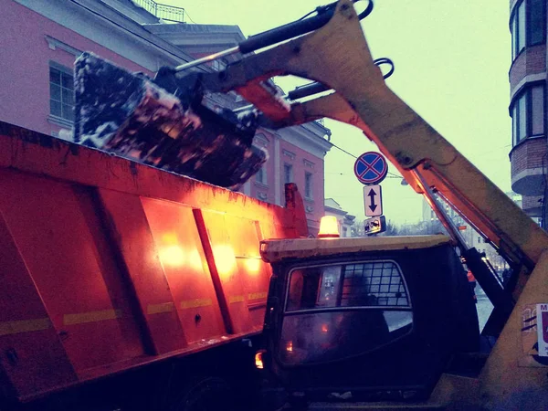 Москва Россия Марта 2019 Года Человек Тракторе Убирает Снег Грузовике — стоковое фото