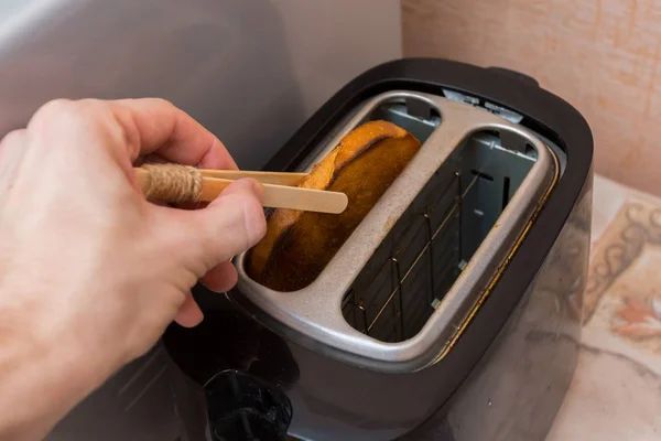 Lifehack Usando Dois Paus Sorvete Para Tirar Pão Quente Torradeira — Fotografia de Stock