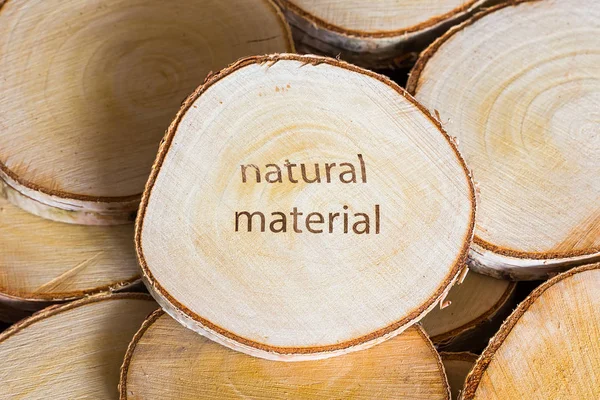 Wooden Melihat Potongan Birch Dengan Tulisan Dengan Laser Mengukir Bahan — Stok Foto