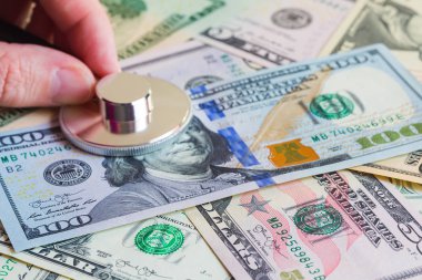 analiz Forex piyasa ve Ekonomi ve faiz oranları ABD Doları banknot ve stetoskop kavramı