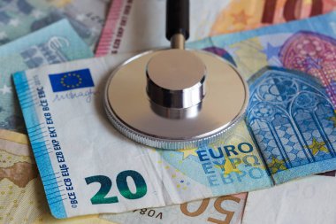 Euro banknot ve stetoskop analiz Forex piyasası ve Eoro Ekonomi ve faiz oranları kavramı
