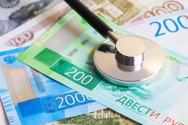 Rublesi banknot ve stetoskop, enflasyon ve işsizlik kavramı ve Rus ekonomisinin durumunu