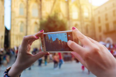 Barcelona, İspanya - 27 Nisan 2018: Kız resimleri telefonda Samsung yerler Barselona alır.