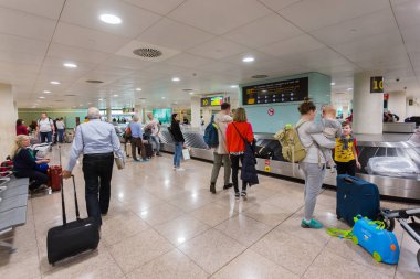 Barcelona, İspanya - 27 Nisan 2018: Yolcu taşıma kemer El Prat Havaalanı'nda, onların Bagaj için bekliyor