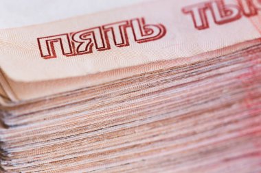 Rus beş bin Rublesi banknotların büyük bir paket