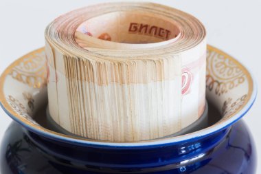 Rus beş bin Rublesi banknotlar cam vazo içinde sunulan bir büyük paket