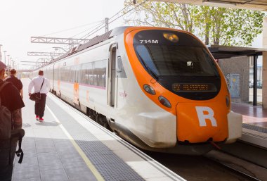 Barcelona, İspanya - 27 Nisan 2018: Yolcu kurulu Renfe tren istasyonunda El Prat havaalanında