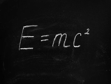 Einstein'ın teorisi formülü tebeşir bir kara tahta yazılı