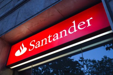 Barcelona, İspanya - 22 Nisan 2018: Banka Santander, kırmızı logosu yanar akşamları işaret ile