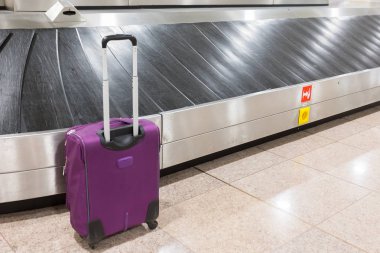 Barcelona, İspanya - 27 Nisan 2018: İspanya Barcelona El Prat Havaalanı Bagaj talep kemer yakınındaki çantayı standları