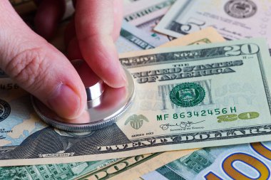 analiz Forex piyasa ve Ekonomi ve faiz oranları ABD Doları banknot ve stetoskop kavramı