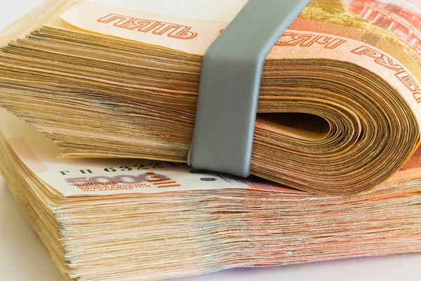 Большая пачка российских банкнот в пять тысяч рублей — стоковое фото