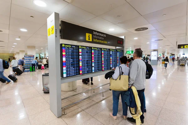 Touristen betrachten ein Flugbrett auf dem Flughafen von el prat in der Nähe von — Stockfoto