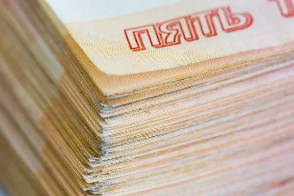 Een grote verpakking van Russische vijf duizend roebel bankbiljetten — Stockfoto