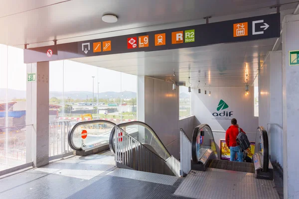 Barcelona Spanien April 2018 Passagiere Fahren Mit Der Rolltreppe Flughafen — Stockfoto