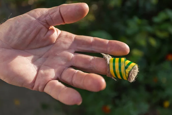 Parmak Elinde Kes Bir Bandaj Sarılmış — Stok fotoğraf