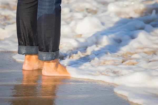 Ragazza Jeans Piedi Sulla Sabbia Sulla Spiaggia Acqua — Foto Stock