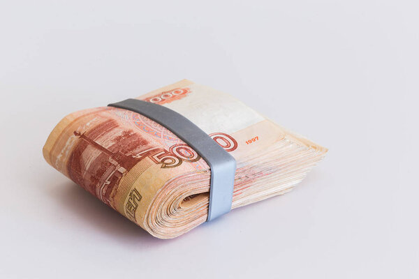 Большая пачка российских банкнот в пять тысяч рублей
