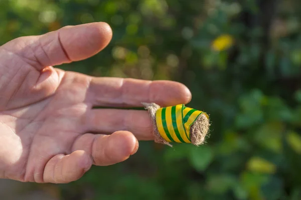 Einen Abgeschnittenen Finger Der Hand Und Einen Verband Gewickelt — Stockfoto