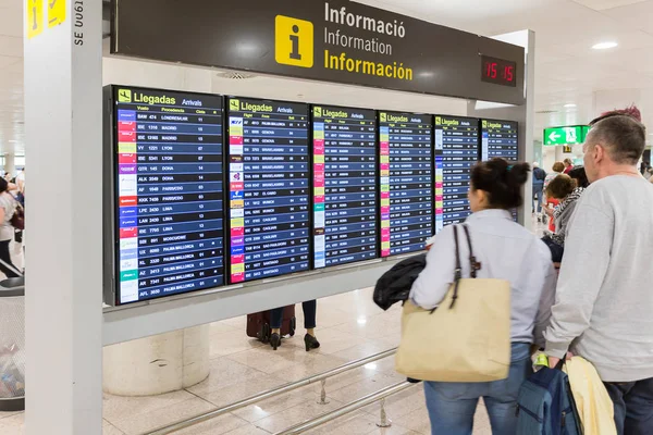 Touristen betrachten ein Flugbrett auf dem Flughafen von el prat in der Nähe von — Stockfoto