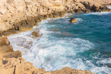 Cape Greco Kıbrıs ve karşı çökmesini dalgalar kayalar