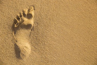 Bir ayak izi kumla pürüzsüz