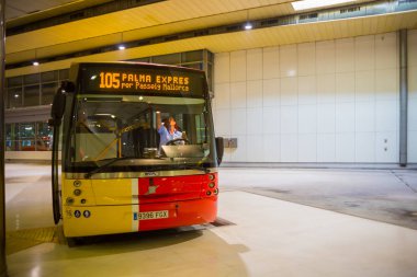 Palma, Palma De Mallorca, İspanya - 31 Ağustos 2017: Palma de Mallorca'da istasyonunda kırmızı otobüs.