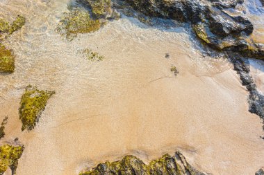 Su deniz dibinin arka plan üzerinde parlama 