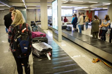 Palma De Mallorca, İspanya - 24 Ağustos 2017: İnsanlar havaalanındaki Bagaj almak