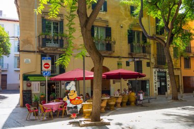 Palma De Mallorca, İspanya - 26 Ağustos 2017: Turist ve yerleşik Palma İspanya Mallorca'da Santa Magdalena Caddesi'nde bir kafede oturuyor