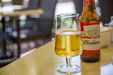 Palma De Mallorca, İspanya - 24 Ağustos 2017: Buweiser bira bir cam masanın üzerine