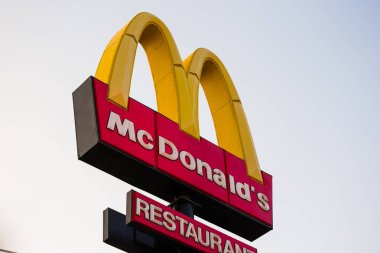 Kıbrıs, Protaras - 1 Ağustos 2018: Mcdonald's logo günbatımı gökyüzü arka plan üzerinde